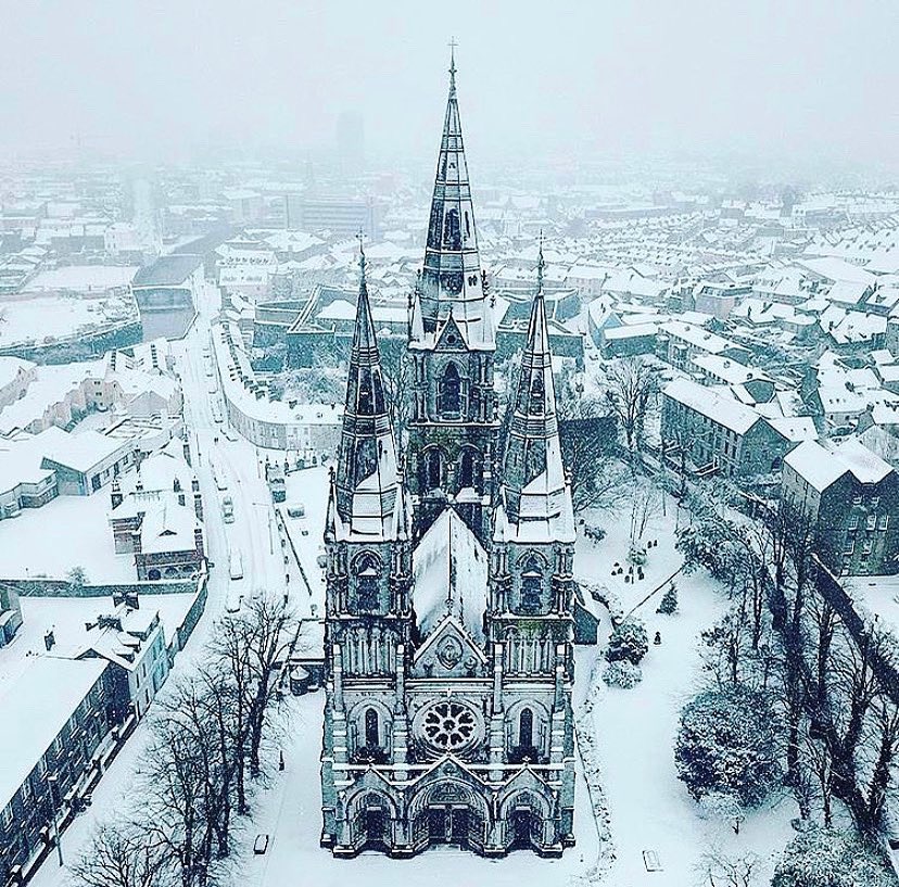 Who would love to see some snow ⛄️ this Christmas?😍 Just in case if you are wondering why we love snow ⛄️ so much!!! Look at this picture😍 Isn’t amazing🤗 #CorkCity #throwback  #cathedral #cork #ireland #tb #stormemma  #christmas 
.
📸by IG:theislanders.ie 👏🏆✨