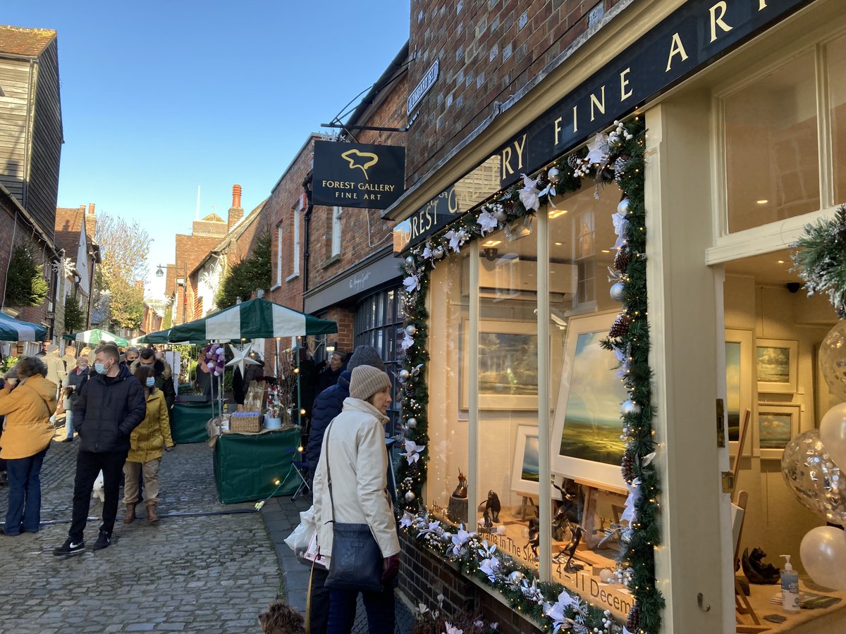 🎄#Petworthuk is a hive of activity and seasonal cheer this weekend with the Christmas market stalls and later the Christmas lights will go on! Join us for the opening day of our solo exhibition featuring Harry Brioche! 

#exhibition  #petworth #lombardstreet