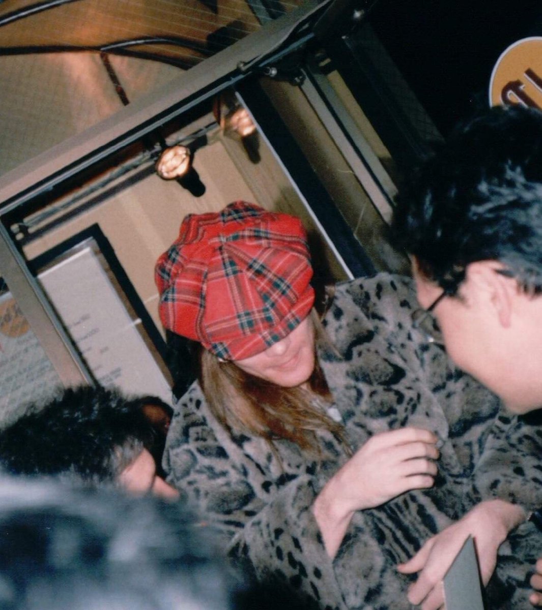 8ballsJun's tweet image. 毎年12月恒例！1988年12月ガンズ初来日時に友人が撮ったAXL🌹🌹🌹