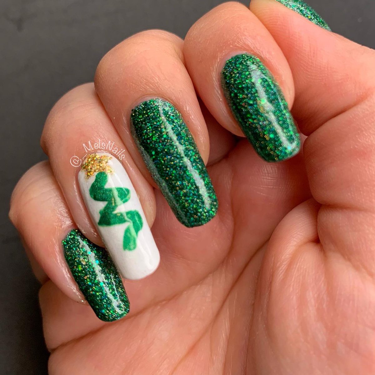 _MelsNails's tweet photo. Oh Cristmas tree, oh Cristmas tree 🎶🎄💅🏻 
@holotaco #NotMilkyWhite #EverythingIsPine #GoldPlayButton 
#HoloTaco #nailart #melsnails #CristmasCollection https://t.co/8qYz6YAL03