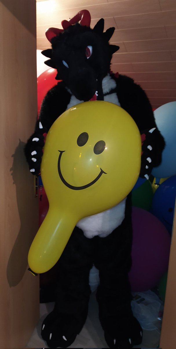 Preturnax's tweet photo. Visiting @Hallstahl and had some fun with big loons and Inflatables 😋
#squeakysaturday https://t.co/0u0o0r0VzX