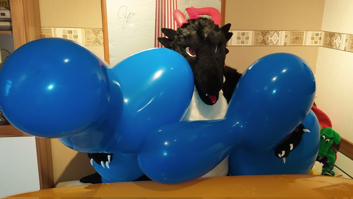 Preturnax's tweet photo. Visiting @Hallstahl and had some fun with big loons and Inflatables 😋
#squeakysaturday https://t.co/0u0o0r0VzX