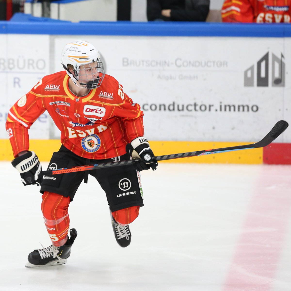 ESVKaufbeuren's tweet image. Erstes Profi Spiel von Paul Mayer im ESVK Dress mit 16 Jahren. Wir gratulieren noch herzlich zu seinem - starken -  Debüt gestern Abend in der DEL2. Mögen noch sehr viele Spiele hinzukommen. #esvk #del2 #joker Foto: Benjamin Czeschlick