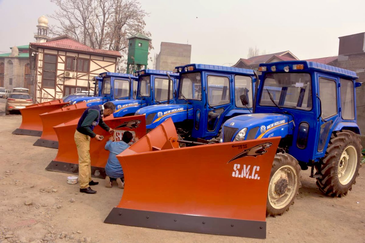 Srinagar Municipal corporation all set with new 8 Snow cleaning machines. 😎
#SnowClearance