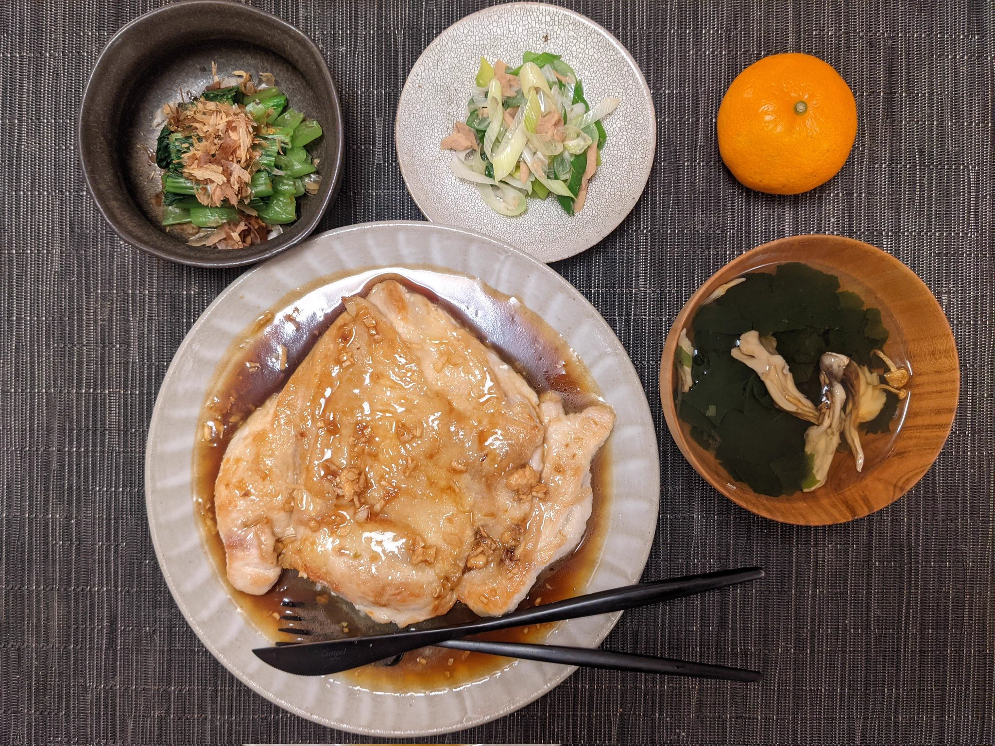 鶏むねステーキ☆
小松菜お浸し
無限ネギ
きのこわかめのスープ(即席)
歯茎の抜糸をした。硬いもの、口を大きく開けるもの以外は多少痛みはあるけど、ほぼ食べられるようになった。
というわけで快気祝いにチキンステーキ。デフォルメした北海道みたいな形。にんにくバター醤油で旨し。
#自炊  