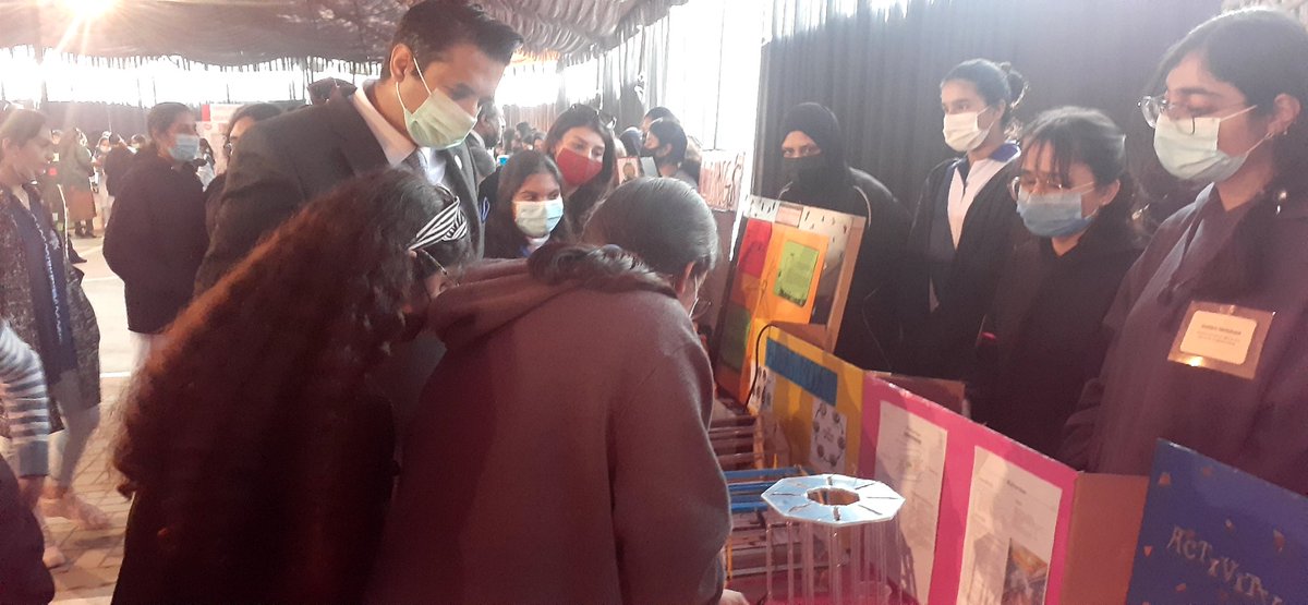 ShamshadMirwat's tweet image. Particle Physics ,ATLAS  model presented and explained by my students at Science fair. It was pleasure seeing them explaining cutting edge science to parents ,teachers and to their fellows.

 @ATLASexperiment
@DrJeffWiener
#ScienceGateway
@joeniemela 
@PoonehSabouri