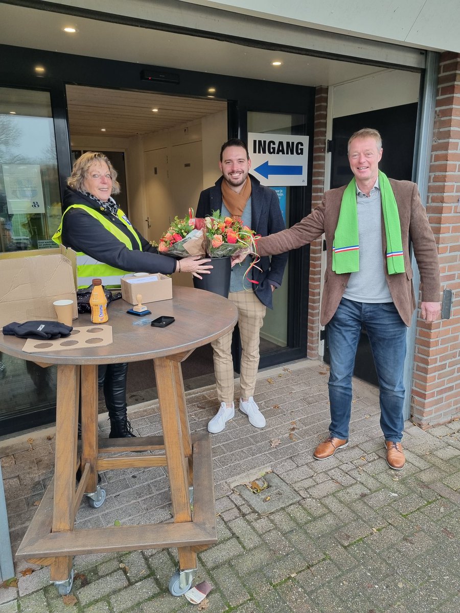 Vrijwilligers <a href="/vvsvi/">v.v. SVI</a> werden vanmorgen verrast door <a href="/cdazwolle/">CDA Zwolle</a> met een bloemetje in het kader van de week van de vrijwilliger. <a href="/jannabers/">Jan Nabers</a> en <a href="/maximvanderveen/">Maxim van der Veen</a> kwamen de bloemen persoonlijk overhandigen. Dit gebaar wordt bijzonder gewaardeerd.