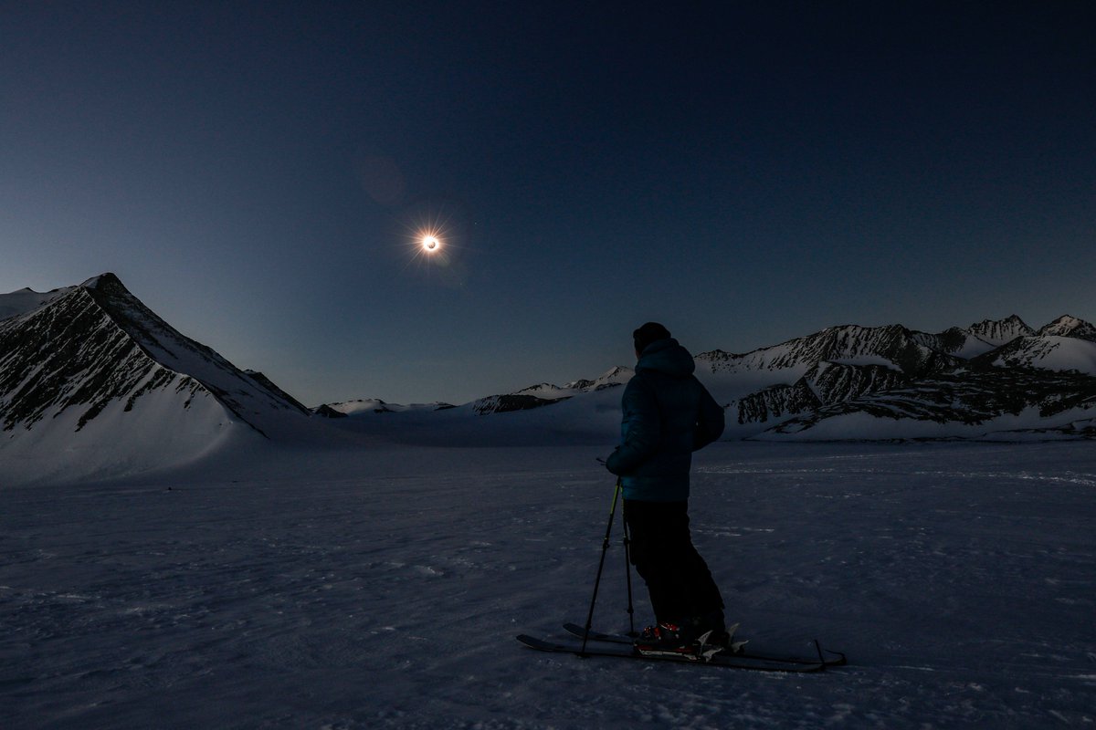 ALMAObs_esp's tweet image. Eclipse Total Solar en la Antártica ☀️🌗🌎
📷Desde la Estación Polar Científica Conjunta Glaciar Unión. Por @ReneQuinan / @inach_gob 
📷Desde un avión. Misión “Eflight 2021-Sunrise” por la estudiante de astronomía @vanebulossa de @uchile