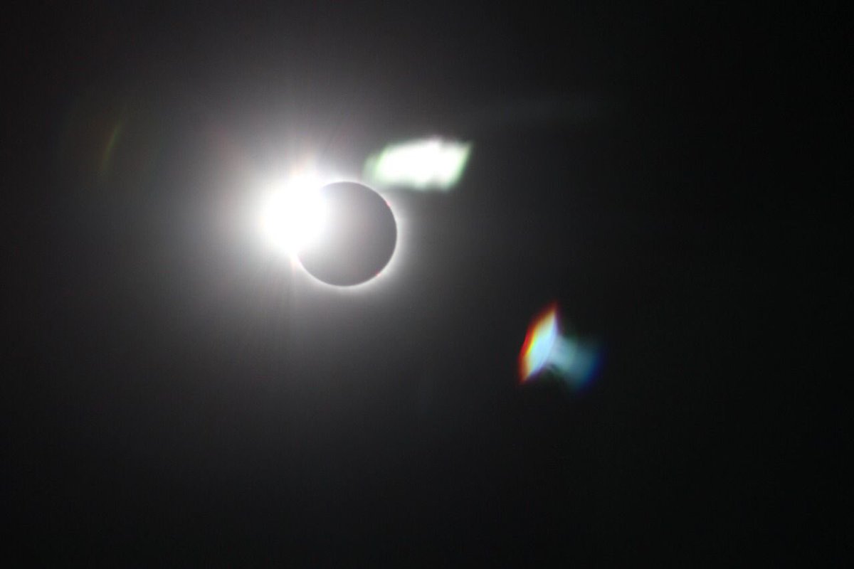 ALMAObs_esp's tweet image. Eclipse Total Solar en la Antártica ☀️🌗🌎
📷Desde la Estación Polar Científica Conjunta Glaciar Unión. Por @ReneQuinan / @inach_gob 
📷Desde un avión. Misión “Eflight 2021-Sunrise” por la estudiante de astronomía @vanebulossa de @uchile