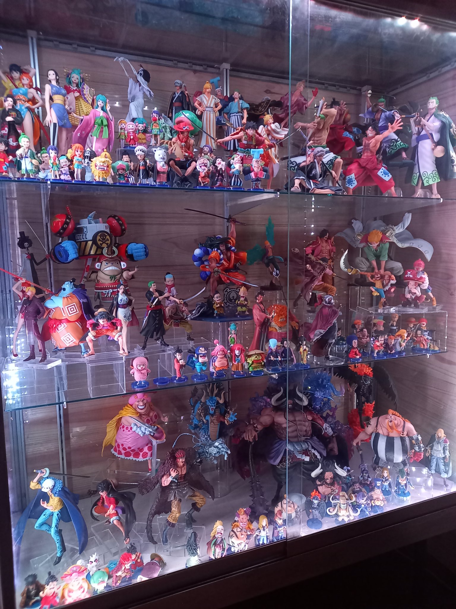 ヒロ31 ワンピースフィギュアを投稿しよう 仕事で疲れた体をオタク部屋で フィギュアを眺めながら癒して ます T Co Sm9mq2jdam Twitter