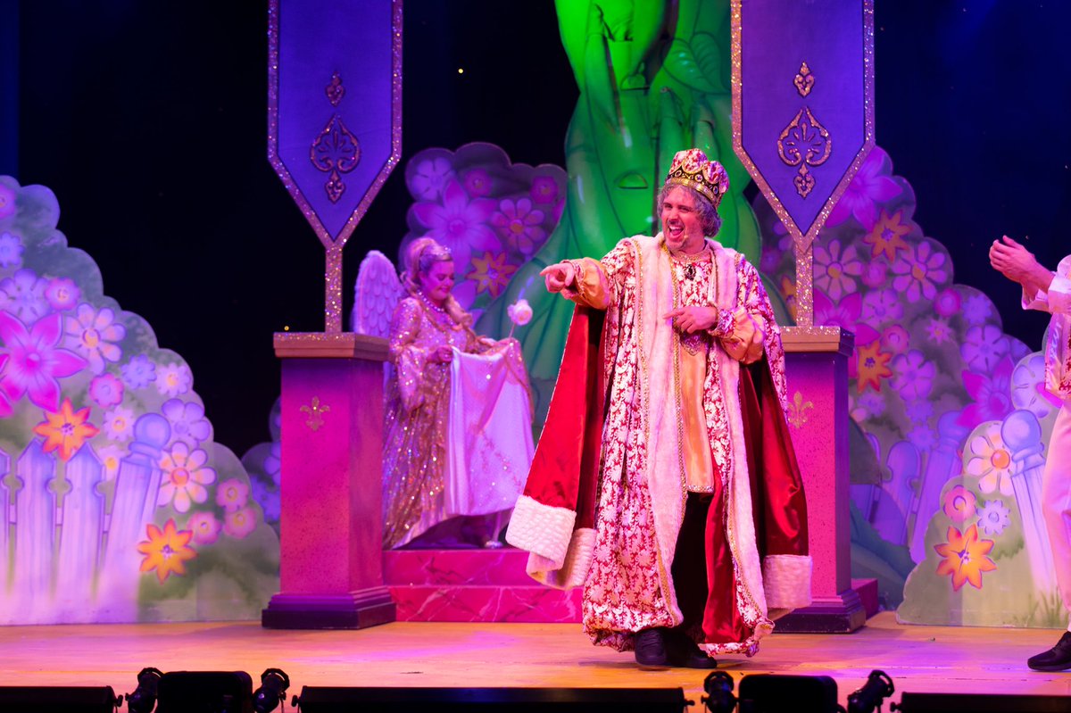 colinhubbard's tweet photo. Just a King. #panto #threeshows https://t.co/Hp72GT4xcv