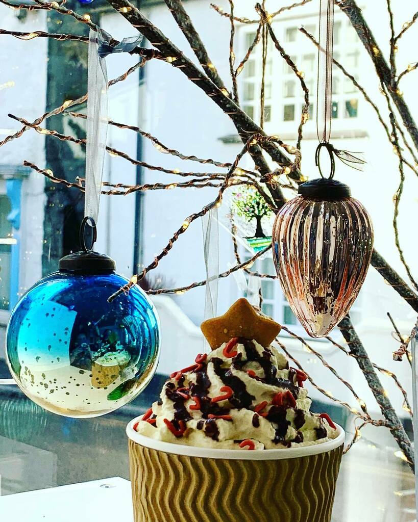 thecopperspoon's tweet photo. Perfect weather for our new candy cane mint hot chocolate ❄️
Beautiful baubles from the wonderful @zennorwayside 
.

.
.
.
#candycane #candycanehotchocolate #marazion #hotchocolate #hotchocolateweather #baubles #minthotchocolate https://t.co/bXl5OHydux https://t.co/6eXVZzE1zD