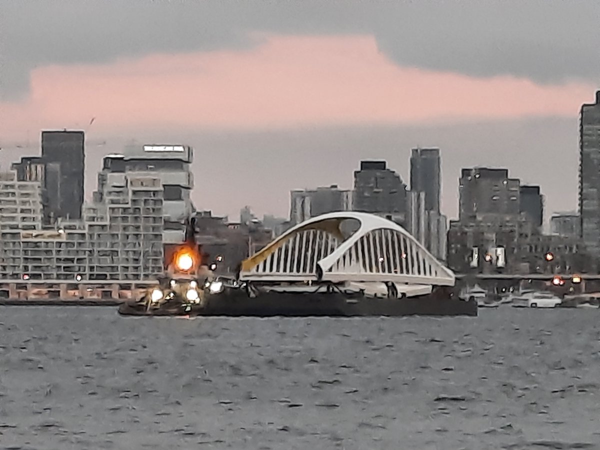 CMooreDTM's tweet photo. Pretty fancy tugboat skills as the Beverly M brings the new Cherry St South Bridge safely into Toronto Harbour just now. #bridgewatchTO @WaterfrontTO https://t.co/MGfHtrLf6j