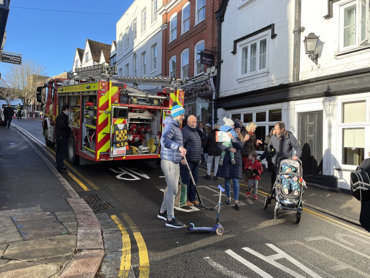 Green Watch started their Christmas safety campaign by giving lots of advice and leaflets out at this years Christmas Market. Be safe at home and on the roads this Christmas! #Christmas2021 #hertscontrol #drivinghomeforchristmas #BishopsStortford #ChristmasSafe