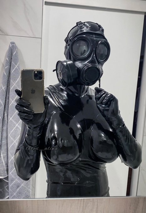 gas masking addiction 😍  the breath play in this one is sensational https://t.co/4l4FHxnTTV<a href="/tag/latex"class="tags"><span>#latex</span></a>