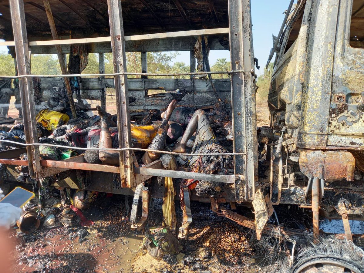kaneadama6's tweet photo. Route Bandiagara, encore l’horreur. Le terrorisme s’installe au Sahel pour #semerlaterreur, #traumatiser, #créerlechaos, #lafuite des populations. L’armée n’a de rôle que #laDéfense de l’intégrité territoriale et #lasécurité des populations; et non aspirer à s’installer #aupvoir https://t.co/rEG9pNcYNC