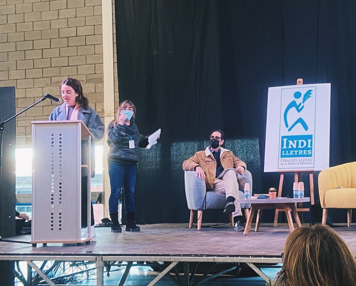 mporrasmarti's tweet image. Molt agraïda al jurat i a tot l’equipàs de la @FiraIndilletres per aquest premi de crítica literària Llucieta Canyà. Ferraté deia que si la literatura no té relació amb la realitat és autisme o pura pèrdua de temps. Tenia raó, i per això aquest premi em fa molta il·lusió 💙