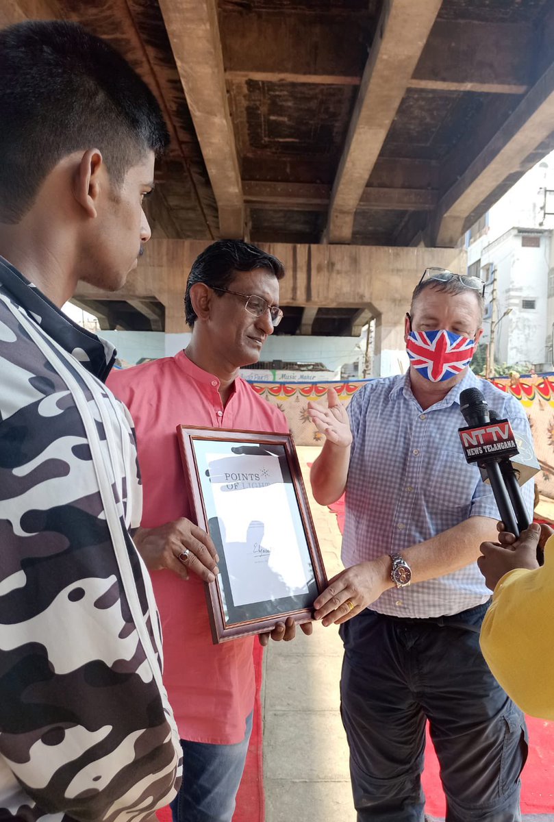 UKinHyderabad's tweet photo. It was an honour to present the 187th Commonwealth Point of Light award to @azhar_maqsusi for his outstanding campaign #HungerhasnoReligion and #DoRoti to fight #hunger by feeding 1500 people each day in #Hyderabad and few other cities since 2011 #ourCommonwealth https://t.co/8wsGP7zyIF