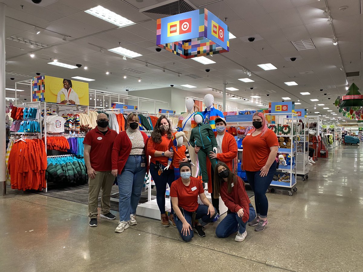 Building memories together at T0366 this morning! We are so excited for the #LegoxTarget launch! #worksomewhereyoulove #Target #Lego ⁦<a href="/tfarmer216/">Travis Farmer</a>⁩