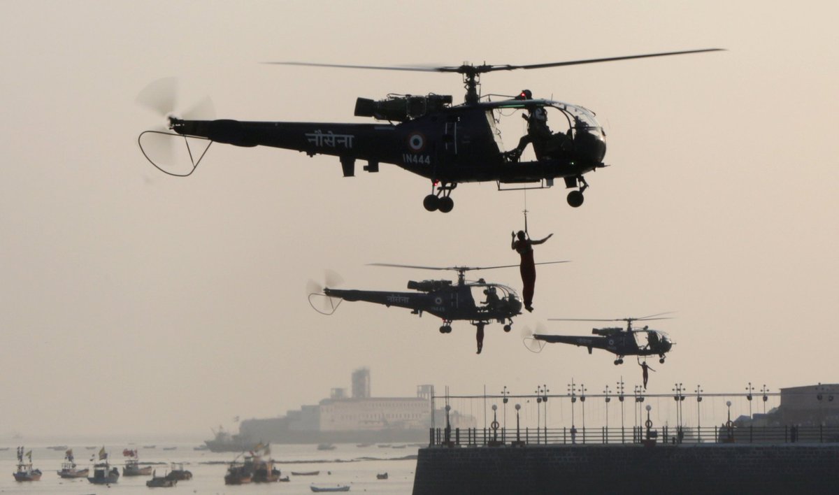DefPROMumbai's tweet image. #NavyDay2021 #04Dec celebrations by #WNC at the Gateway of India. The Search &amp;amp; Rescue #SAR display by the #Angels Chetak helicopters demonstrated the challenges of saving lives at sea, which the 'Angels' have done on countless occasions over the past many a decades.
(1/n)
