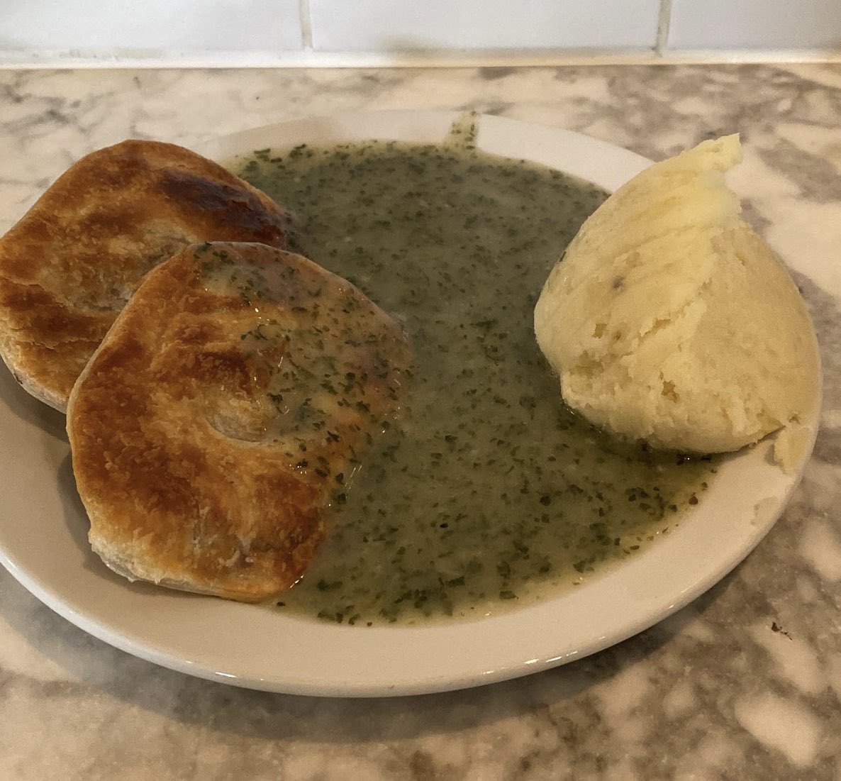 Long time since I had a pie and mash 😋 #eastendlife #pieandmash #robinspieandmash