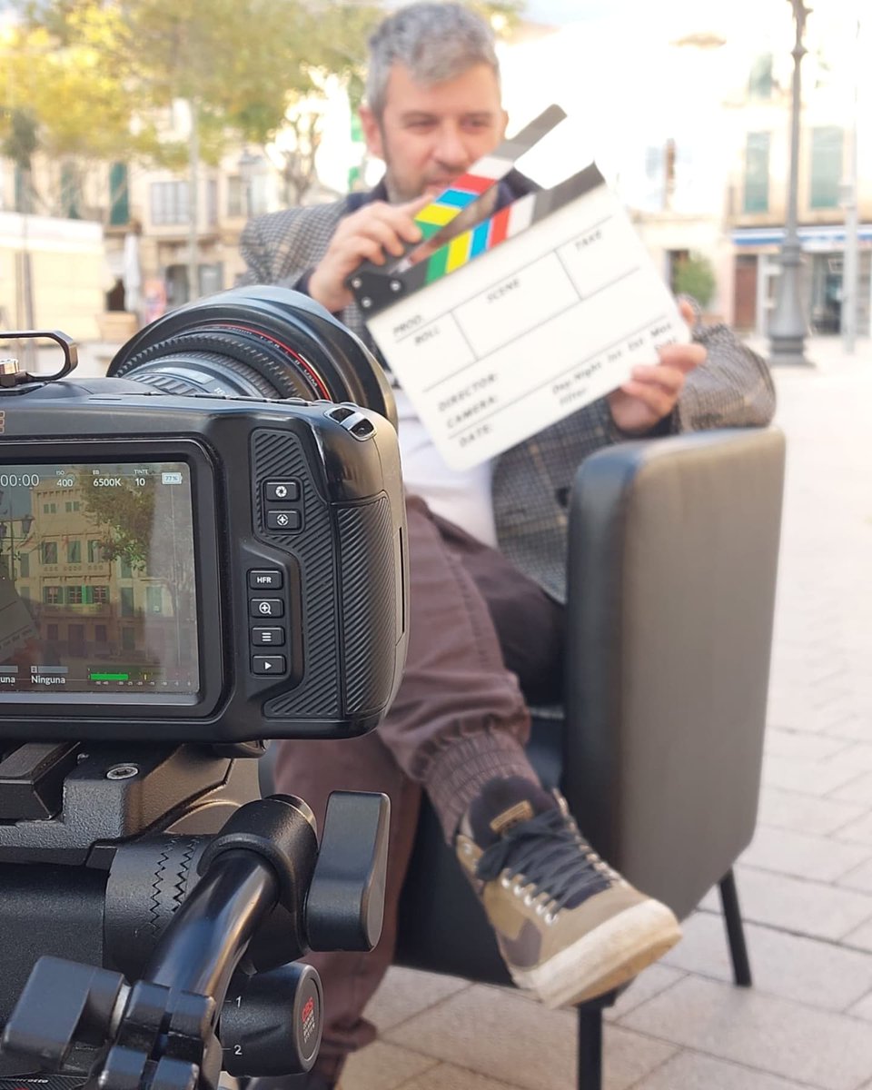 🎬 Cuando hay que trabajar, trabajamos.

Soy #JuliaFrau #SocialMedia y puedo ayudarte a ti y a tu empresa a llegar e interactuar con los clientes.

¿En que consiste mi trabajo?

Te le explico.
 Principalmente  capturo y cuento historias, experiencias, sensaciones ...