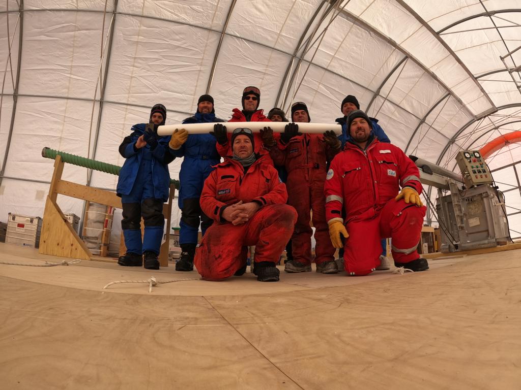 OldestIce's tweet photo. We did it! The very first Beyond EPICA firn core has just been extracted! History in the making at Little Dome C!
Photo credit: Anthony Poutou©IPEV/PNRA
@cnrisp 
@CaFoscari https://t.co/sq5x7NpIEO