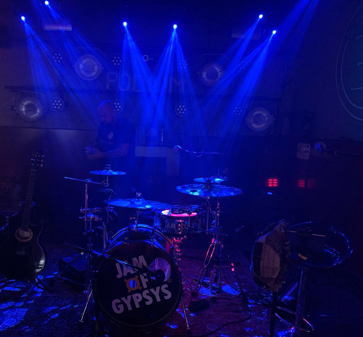 JamofGypsyS's tweet photo. Pffff waiting waiting to start up again 😡 miss our amigos in front of the stage! https://t.co/Qzm5kE9uUl