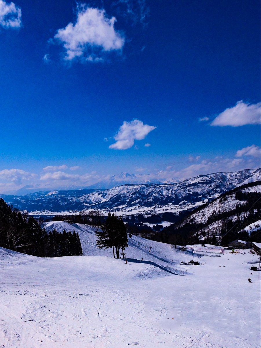 今年も残り1ヶ月を切り、毎日慌ただしい日々を過ごしています。 皆様も体調には十分ご留意下さい🍀✨ 写真は何年か前に行った、野沢温泉スキー場の標高1600mからの風景です⛷️🏂