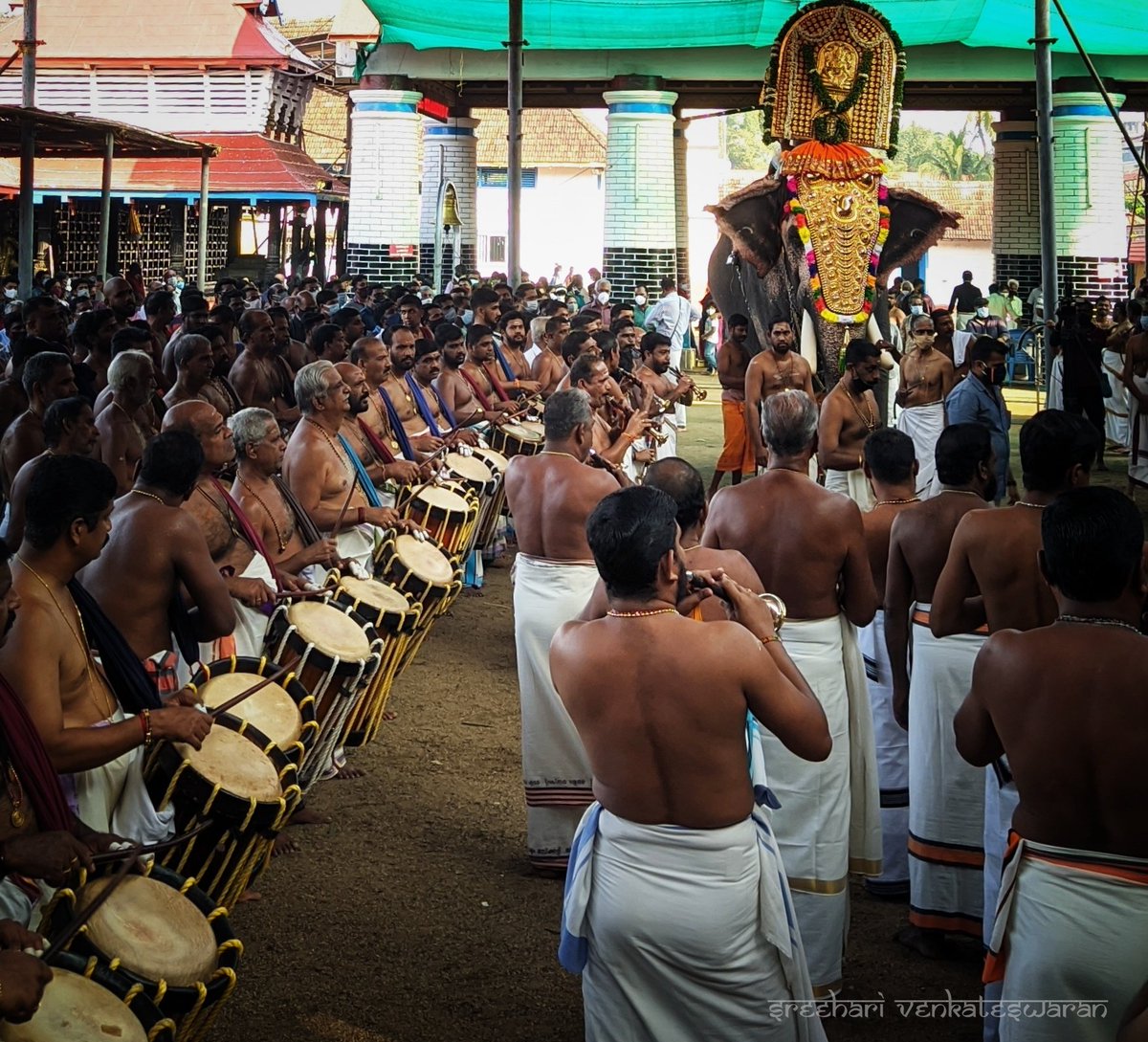harisree_18's tweet photo. Day 4 Seeveli
.
Melam: Padmasree Peruvanam Kuttan Marar
.
🐘 Madhurappuram Kannan
.
#sreepoornathrayeesatemple #valiyaulsavam2021 #madhurappuramkannan #incredibleindia #peruvanamkuttanmarar #findingtemples
#mamasamskriti
https://t.co/OKegKJK2nD https://t.co/u3WwXELlfS