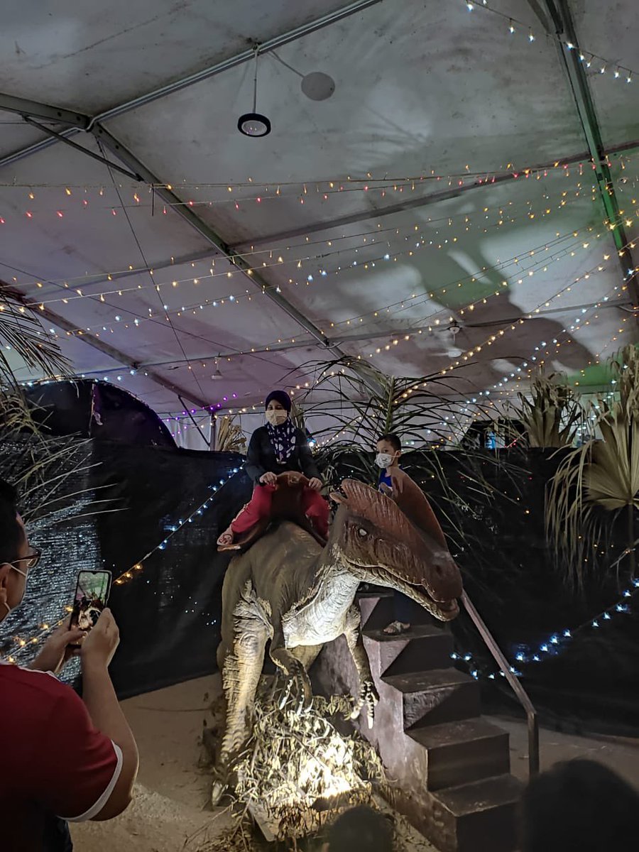 viralperak's tweet photo. Ada Pameran Dinosaur kat Ipoh geng 🦖🦕

Buat julung kalinya Pameran Dinosaur kini sedang berlangsung di Angsana Mall Ipoh, nampak real pulak tu. Ada 16 ekor Dinosaur kesemuanya.

📍Tapak Parkir Angsana Mall, Ipoh
🗓Sehingga 31 Dis 2021
⏰11 pagi - 11 malam
💵 RM5 dewasa &amp; kanak2 https://t.co/rzpldyUkgk