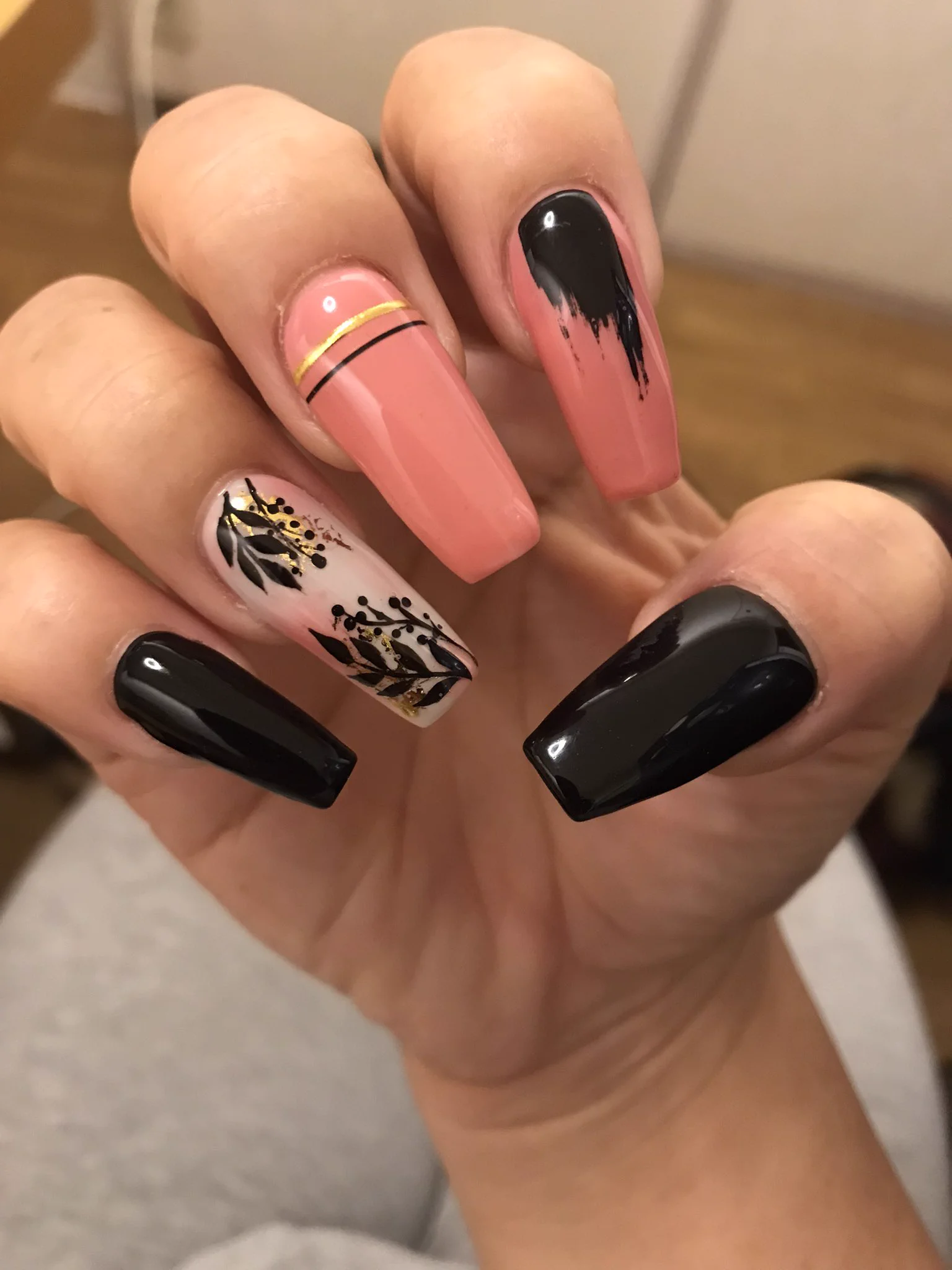 これはカラーセラピーなのです。ネイル💅みて、母親らしくないと実母にほざかれた言葉が過去世だったかぐらいに、我がネイルは身体の一部化してます。  