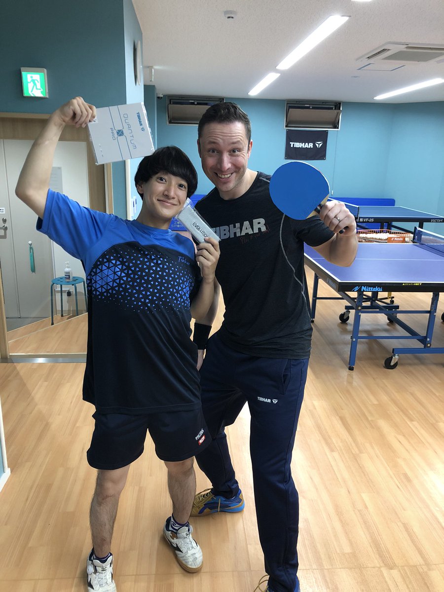 Launchers2019's tweet photo. クリスマスプレゼントで、ユニフォームとラバーとヘアバンドをいただきました(^ω^)
サーブのアドバイスいただいて、ありがとうございました(((o(*゚▽゚*)o)))
明日は敵同士ですが、楽しみます(^O^)
#TIBHAR
#アポロゾーンスポーツ
#QuantumXpro
#ランチャーズ
#3度の飯より卓球が好き https://t.co/dRkCqoaQwe