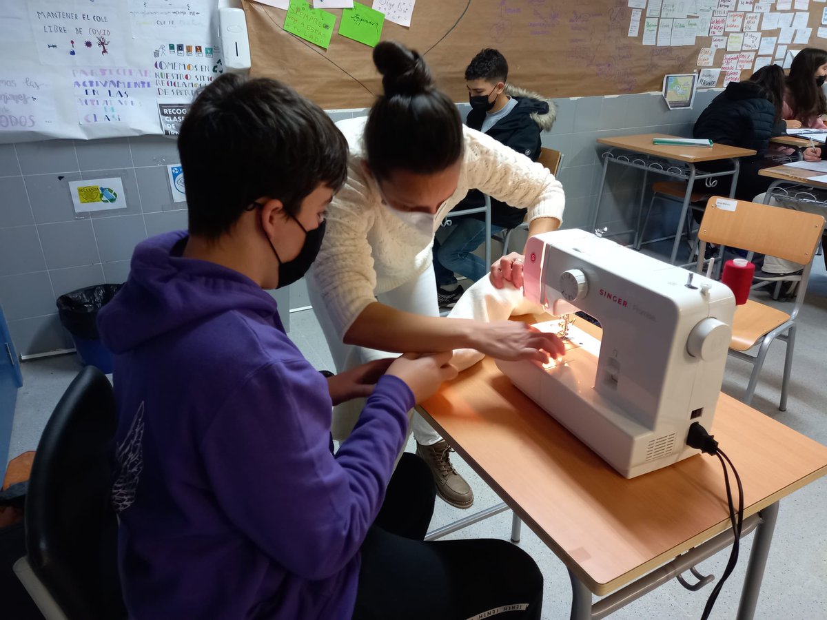 IHarevolar's tweet photo. Cristina (nuestra administrativo) enseña a usar la máquina de coser y sus diferentes puntadas a nuestro alumnado de 2º. Los chicos y chicas participan bordando un mensaje común: Grande es aquel que para brillar no necesita apagar la luz de los demás. Gracias Cris. https://t.co/wHAR7PeU3e