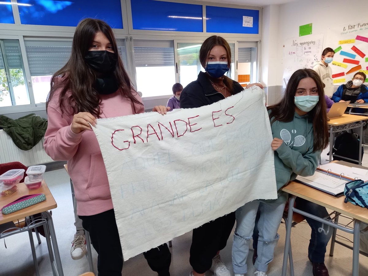 IHarevolar's tweet photo. Cristina (nuestra administrativo) enseña a usar la máquina de coser y sus diferentes puntadas a nuestro alumnado de 2º. Los chicos y chicas participan bordando un mensaje común: Grande es aquel que para brillar no necesita apagar la luz de los demás. Gracias Cris. https://t.co/wHAR7PeU3e