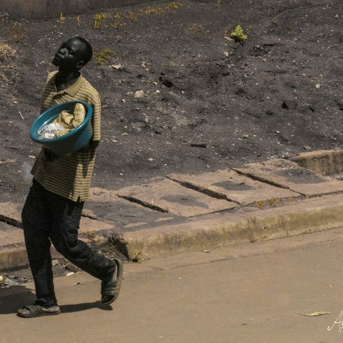 adambita237's tweet photo. Parcourir des kilomètres pour falla le #nyama,après certains diront que les Camerounais sont paresseux ? 😉🇨🇲🤩

Balade dans les rues de #Yaoundé 

Découvrir le #Cameroun🇨🇲➡😱🌇
Welcome to #Cameroon

#photographer #studionrc #travelphotography #mboapic #street
#BaladeAuCameroun https://t.co/Bvmbf5M0L5
