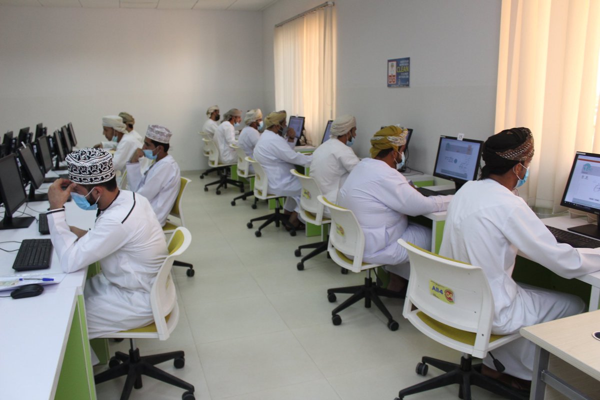 وزارة العمل تجري اختبارات لعدد من الباحثين عن عمل بجامعة التقنية  والعلوم التطبيقية بنزوى للتنافس على / 48/ شاغرًا وظيفيًّا في عدد  من الوحدات الحكومية بمحافظة الداخلية. 

#العمانية