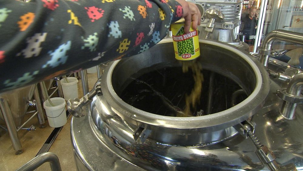 OddityCentral's tweet photo. Green Peas and Pickled Cabbage-Flavored Beer Proves Big Hit in Iceland  https://t.co/naZTeOq9YH #beer #weirdbeer #weirddrinks #Iceland #Orajólabjór https://t.co/NaVUrCYLpv