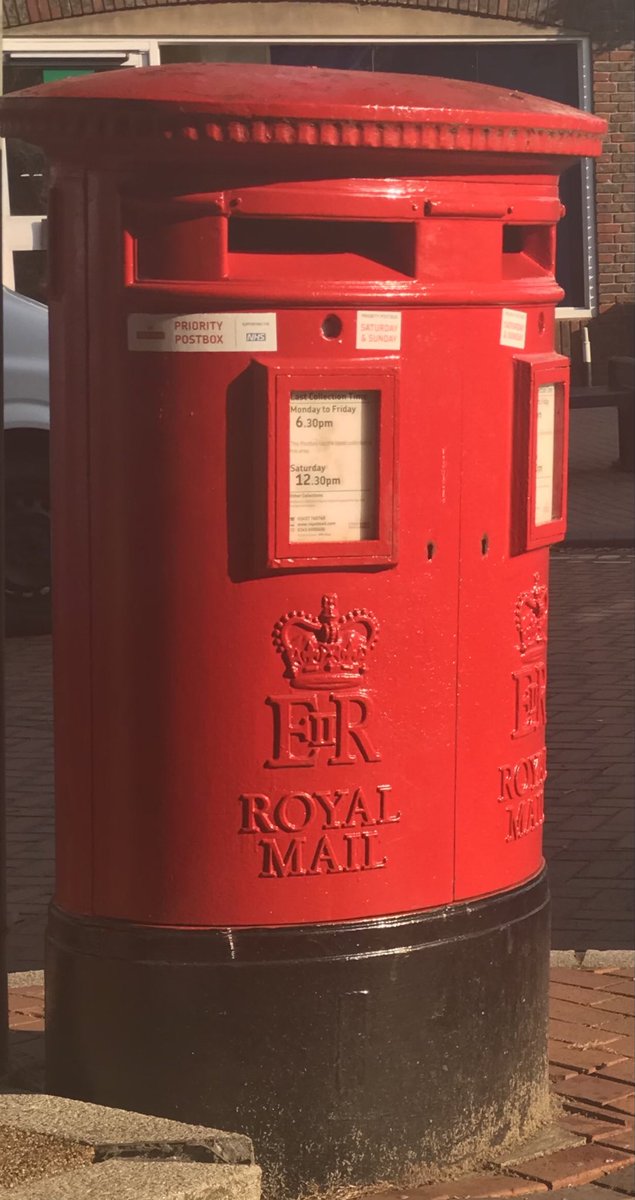 1000Rach's tweet photo. Thanks for the reminder @Liz_Kentish, l forgot to post a postbox when I woke up 😀 Keeping it local today to support our high streets 🙌#ShopSmallUK #ShopLocal #SupportSmallBusinesses #ChristmasShopping #Chilterns #PostboxSaturday #Postbox #HideAndSeek #Bus #Postvan #Red 🎄❤️🛍 https://t.co/RtjnH3jvV4
