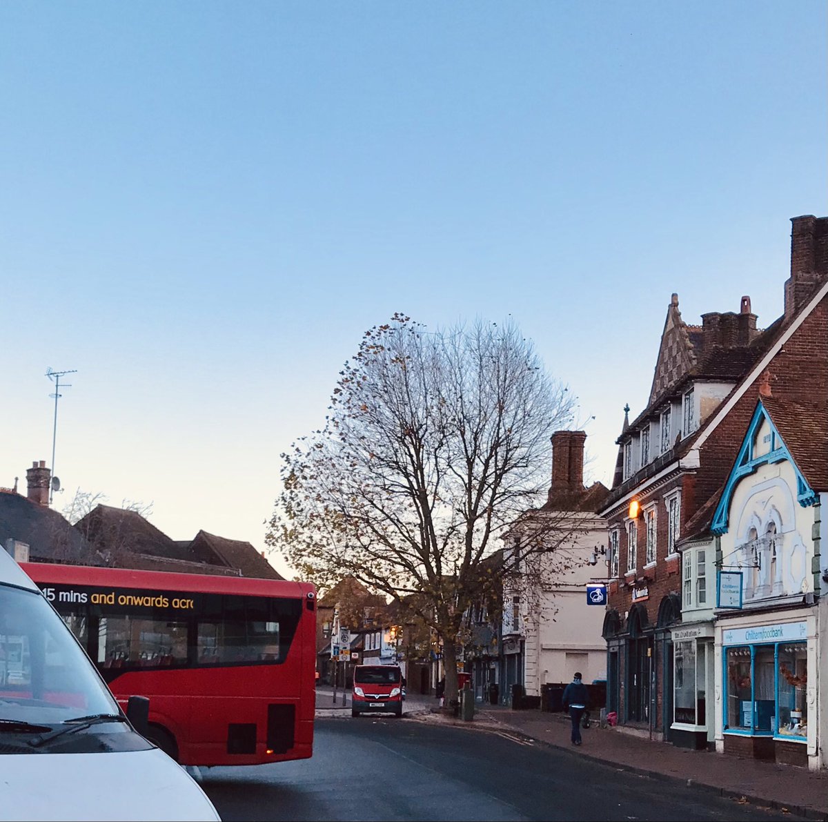 1000Rach's tweet photo. Thanks for the reminder @Liz_Kentish, l forgot to post a postbox when I woke up 😀 Keeping it local today to support our high streets 🙌#ShopSmallUK #ShopLocal #SupportSmallBusinesses #ChristmasShopping #Chilterns #PostboxSaturday #Postbox #HideAndSeek #Bus #Postvan #Red 🎄❤️🛍 https://t.co/RtjnH3jvV4