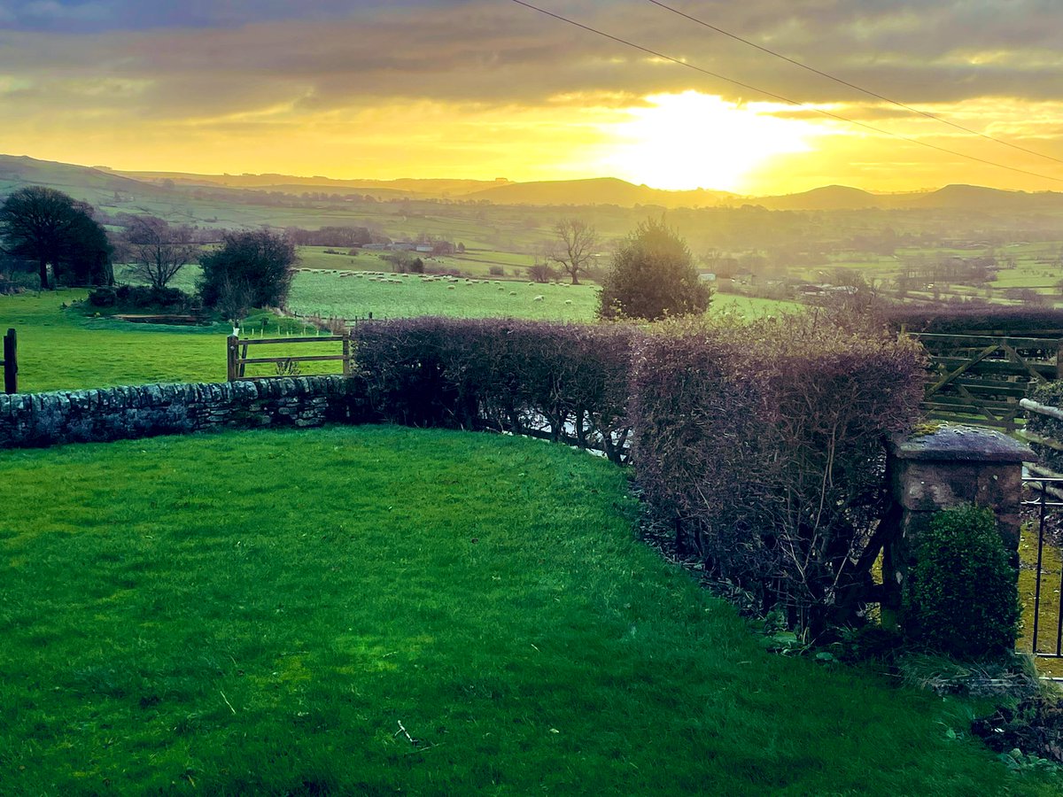 g_peakdistrict's tweet image. Well either it’s the end of the world or a really bright sunrise. #nature #scene #winterview