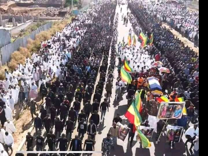 Ebrahim53277131's tweet photo. #ጋሸና_ትመስክር!
በጋሸና ለህዝባችን ነፃነት ከህወሓት ጋር ሲፋለም በክብርየተሰዋው የፋኖ #ማንደፍሮ_አድማሱ የቀብር ስነስርዓት ዛሬ በባህርዳርተፈፅሟል። ስለከፈልክልን ውድ መሰዋእትነት ትውልድ ይዘክርሃል!!
@miniliksalsawi @AMMAONLINE2 @NAMA_at_ABIN https://t.co/wwQDTjHJS2