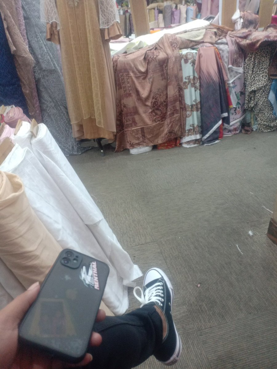 Zueq7's tweet photo. Dimata orang yang tidak begitu paham kain ( seperti saya ), tumpukan ini hanyalah kain biasa yg harganya terjangkau... Tapi di mata seorang designer kain ini akan menjadi mahal setelah di jadikan gaun atau baju...
#happyweekend

#edisi nganterin keramat aku nyari bahan https://t.co/S21C8O9ovn