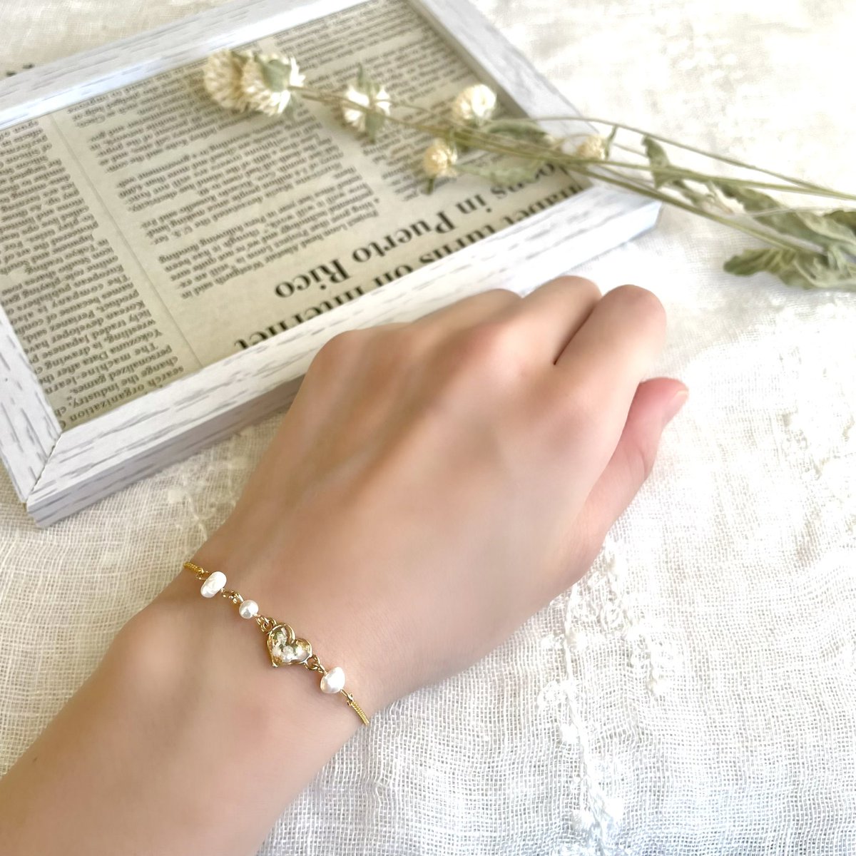 7coroshop's tweet photo. 一緒に付けても別々に付けてもかわいいブレスレットとネックレス🤍

それぞれ¥770です！
プレゼントなどにもおすすめです✨✨

#7coro #ハンドメイド #アクセサリー #ハンドメイド好きさんと繋がりたい #ハート #ネックレス #ブレスレット #アリッサム #プレゼント #淡水パール #ドライフラワー #花 https://t.co/1fSkSZMmlG