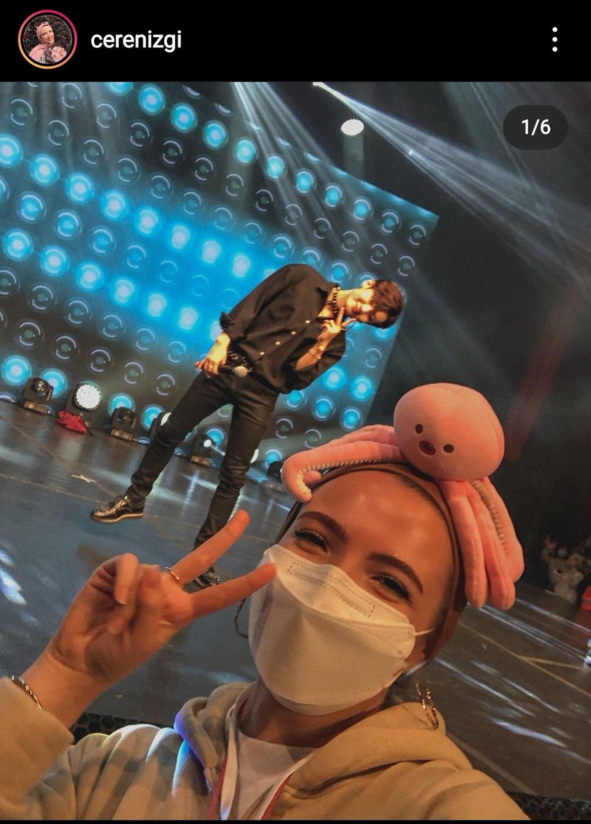 ilknur__95's tweet photo. @Jeonghwin_ Dedi konserde ACE ile oyun oynamak için sahneye atlayan şahıs...He birde böyle şeylerde çekilip paylaşmış... İlginç https://t.co/3YXJ13rizb