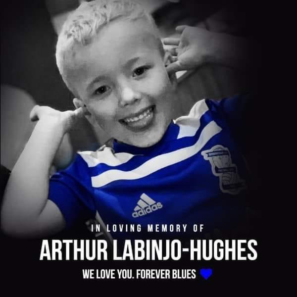 RichieZuLuBatch's tweet photo. Make today Arthur’s day so he knows he was loved. Football fans up and down the country will show him love today. 💙💔💙💔 https://t.co/HX2KcrXpzh