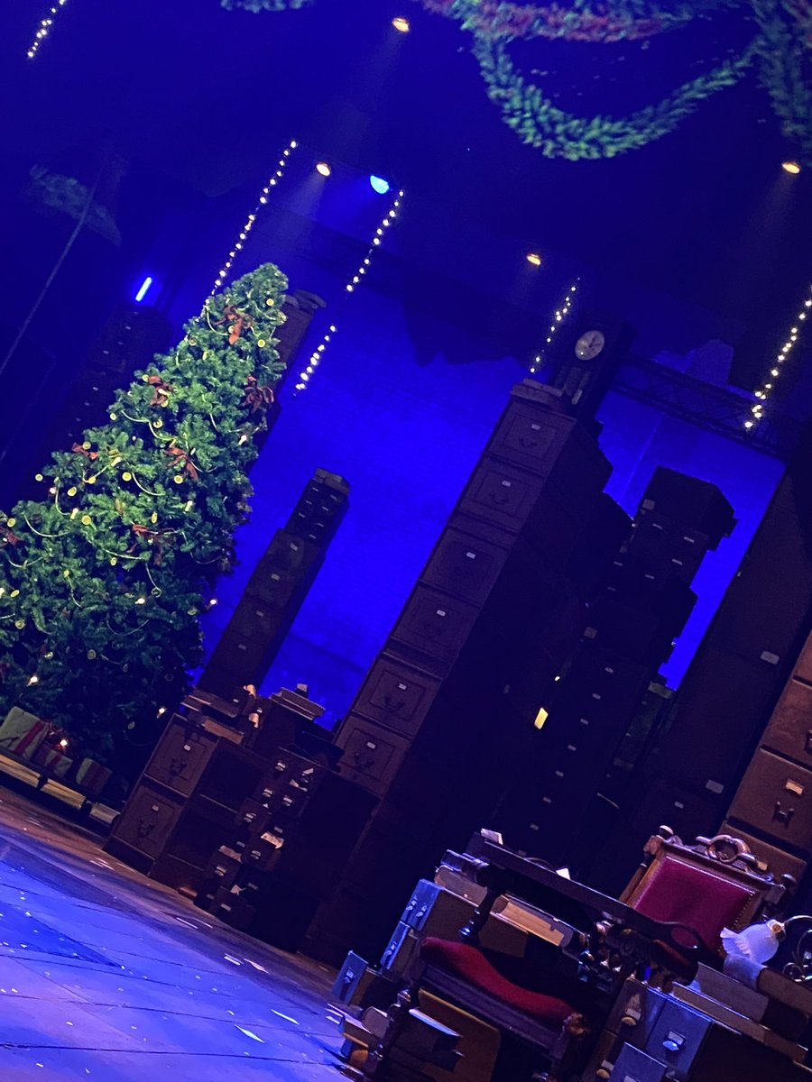 Sweliotknickers's tweet photo. Such a lot to say about A Christmas Carol at #AliPali last night. True ensemble piece, all the cast bobbed &amp; weaved around each other effortlessly , pacy ,poignant and funny in all the right places. bravo guys,it was a joy. @AdamPenford @AllyPallyWatch @Markgatiss https://t.co/XMnpKPZN2b