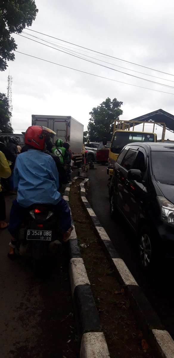 kang__di's tweet photo. @PRFMnews pasar tolcigondewah tdk ada polisi https://t.co/NY0SNSMqH3