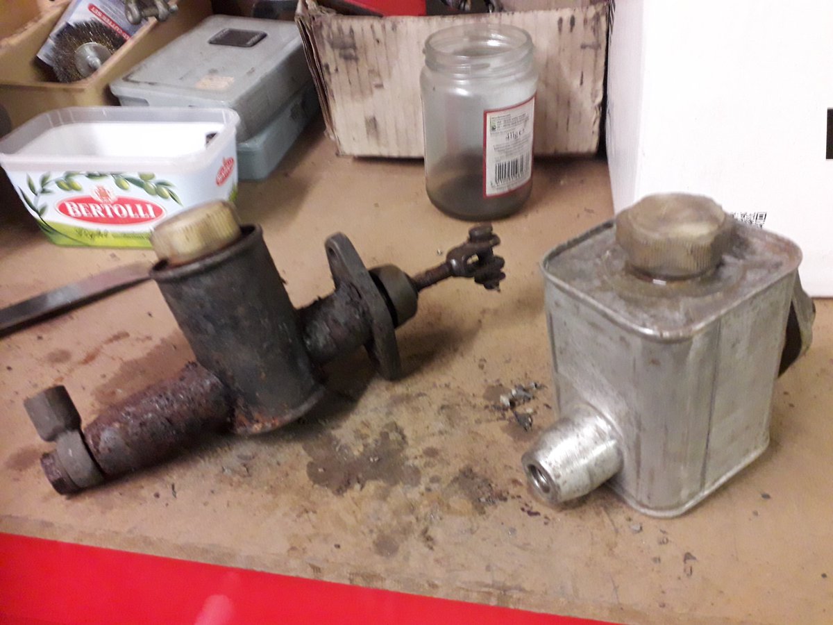 Bit of a before and after here, cleaning up these master cylinders for an MGB, I've already started the brake, once cleaned they will be primed and painted in light grey to make them look their best

#classiccar #restoration #MGB