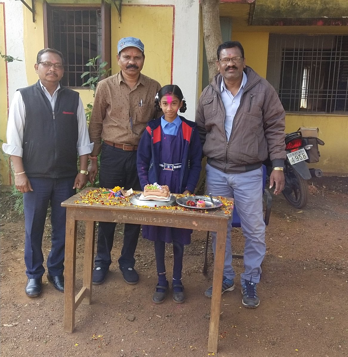 PawanKumbhakar7's tweet photo. आज 04/12/2021 को शास.पूर्व माध्य.शाला कोहंगाटोला (बालोद)की कक्षा -7 की छात्रा *कु.करीना साहू* (मातृहीन*) का जन्मदिन प्रधानपाठक ए. एल.भुआर्य, शिक्षक पवन कुम्भकार, डी.एस. कस्तूरे व छात्र-छात्राओं की उपस्थिति में मनाया गया।
🎂 Happy Birthday Karina💐
@bhupeshbaghel
@Drpremsaisingh https://t.co/JdEaXco6ai